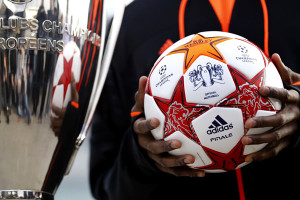 Le ballon de la finale de la Ligue des Champions 2011 à côté de la Coupe